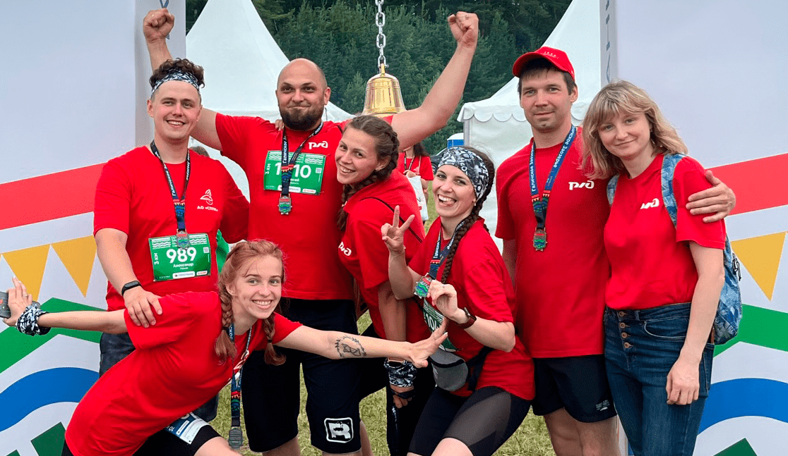 Группа людей позирует на мероприятии