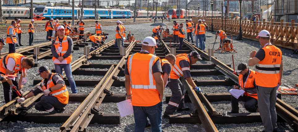 Работники на железнодорожных путях